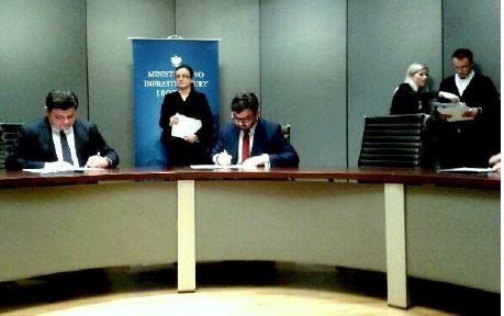 Paweł Orłowski- wiceminister MIiR oraz Tomasz Czop- Dyrektor Wojewódzkiego Urzędu Pracy w Rzeszowie podpisują porozumienie w sprawie podkarpackiego PO WER.